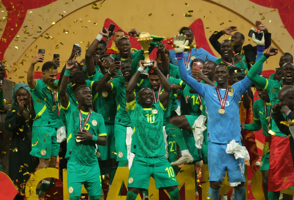 Sport / football : Le Sénégal défile au stade de France avec le trophée de la CAN