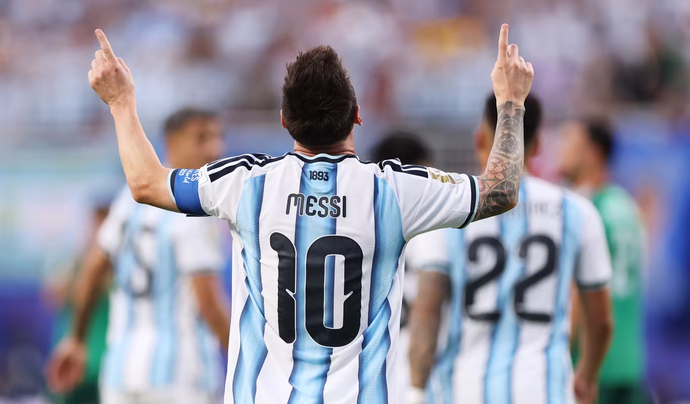 Sport- Football : Lionel Messi bat le record de Miroslav Klose